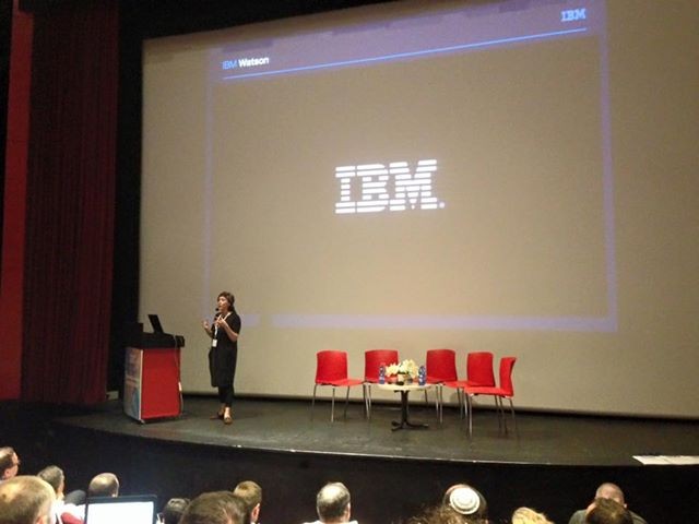 דוברת על במה עם כותרת IBM ברקע